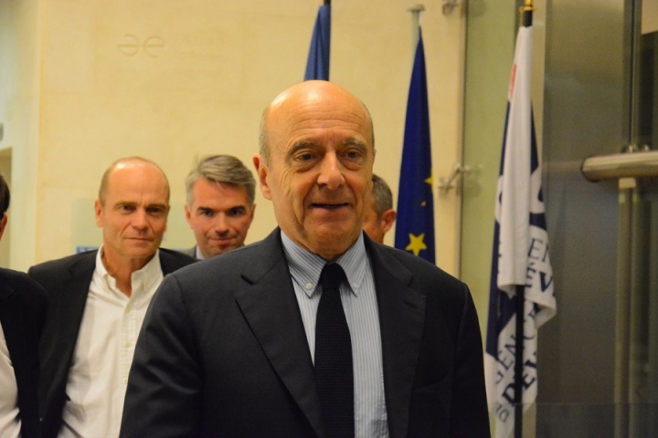 Alain Juppé arrive à l’AFD au colloque organisé par ACIDD – Crédit photo : Stéphanie Petit