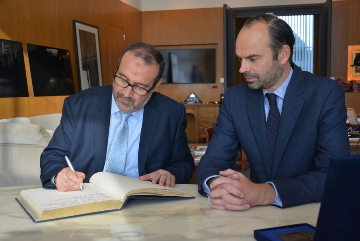 Jeudi 27 octobre au Havre Mohamed El Bachir Abedllaoui, Maire de Tanger et Edouard Philippe, Maire du Havre ont signé un protocole d’amitié – Crédit photo : Stéphanie Petit